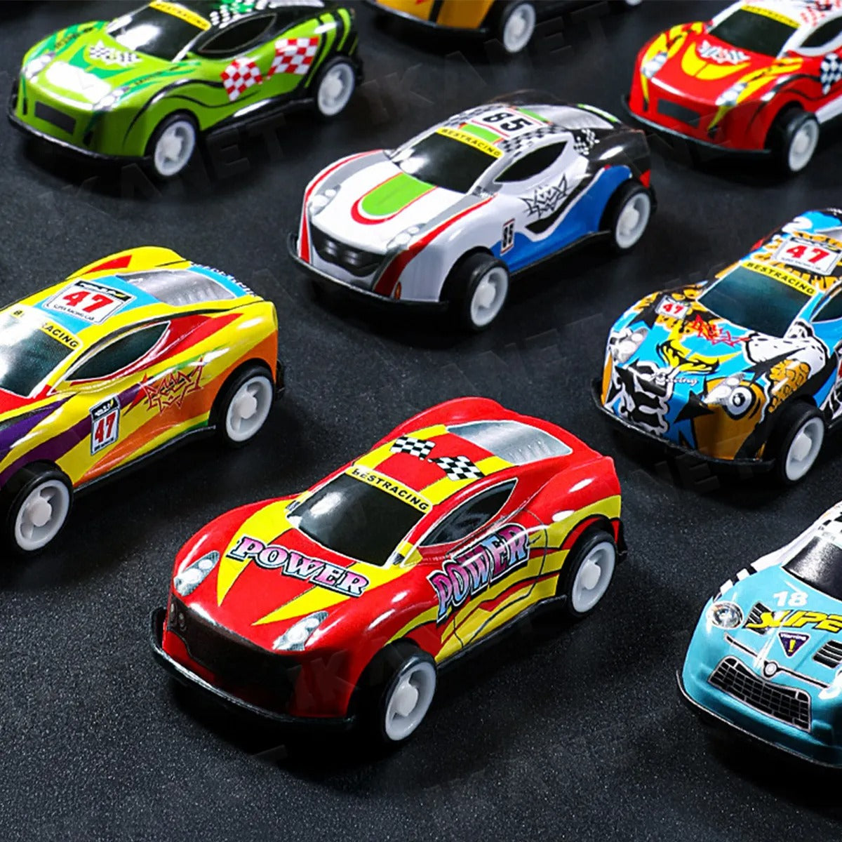 Contenedor de 48 Carritos con Pista de Carrera